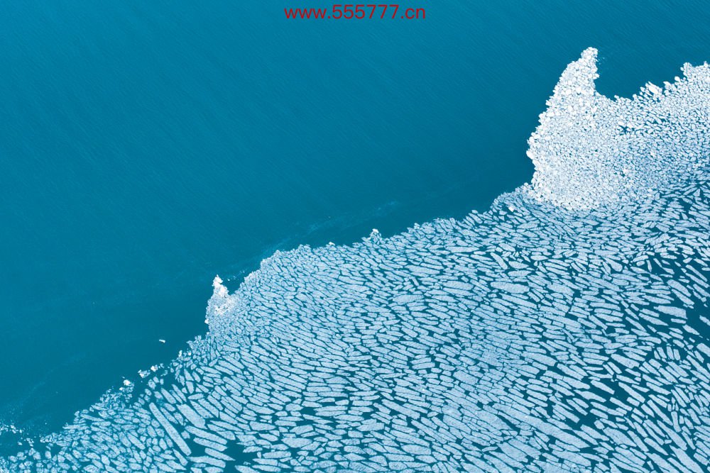 这是2024年4月11日在青海湖拍摄的部分未溶化的湖冰（无东谈主机像片）。新华社记者 张龙 摄
