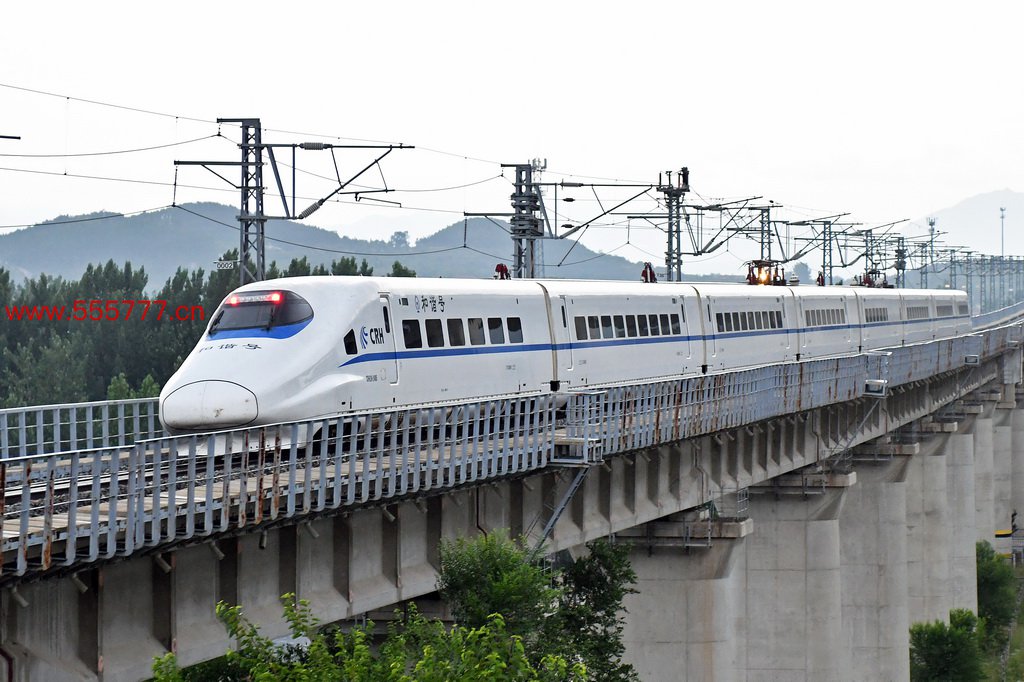 6月14日，一列动车组列车在山东省烟台市境群众驶。新华社发（孙文潭 摄）