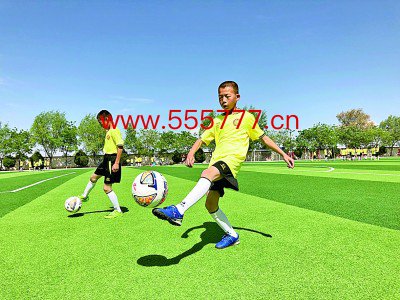 甘肃省青少年校园足球夏日营，孩子在进行控球熟习。甘肃省教育厅供图